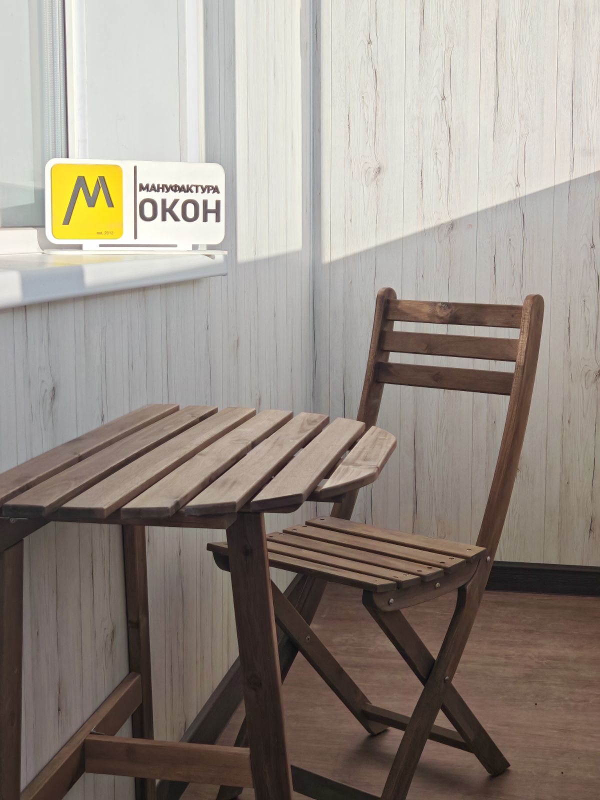 Складной стол и стул на балконе в светлой отделке
